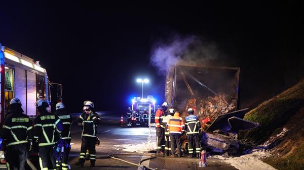 Derzeit wird der Verkehr über die linke Fahrspur am Einsatzort vorbeigeleitet.