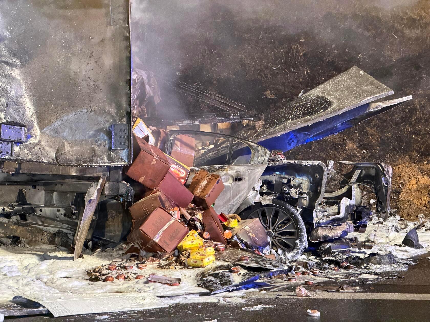 Die polizeilichen Maßnahmen sowie die anschließenden Bergungsarbeiten werden sich voraussichtlich bis in die frühen Vormittagsstunden erstrecken.