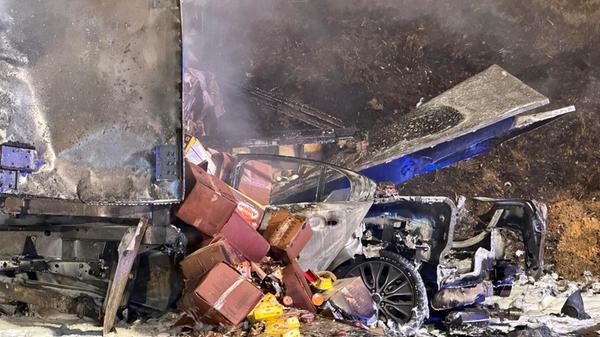 Die polizeilichen Maßnahmen sowie die anschließenden Bergungsarbeiten werden sich voraussichtlich bis in die frühen Vormittagsstunden erstrecken.