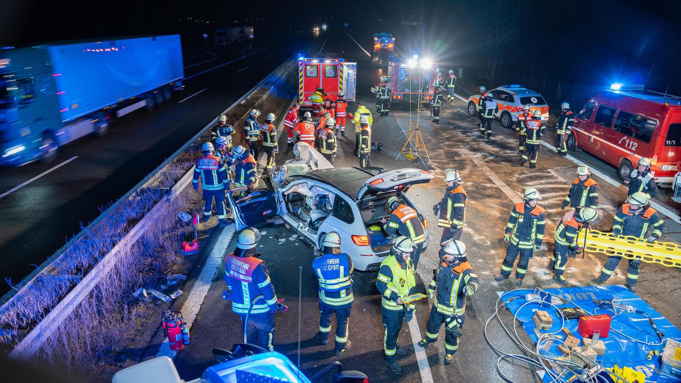BMW kracht in Streufahrzeug - Unfallverursacher fl