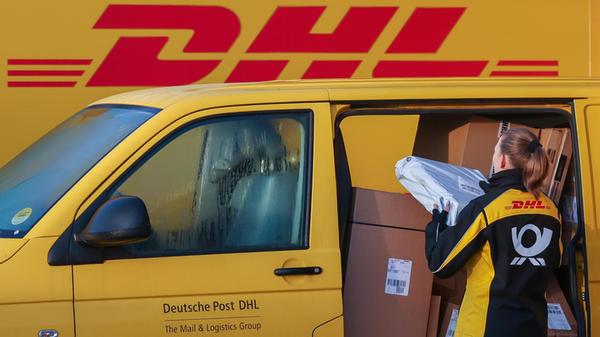 Zusteller der Deutsche Post DHL im Einsatz