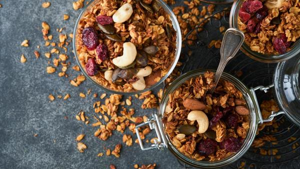 Hausgemachtes Müsli im Glas mit griechischem Joghu