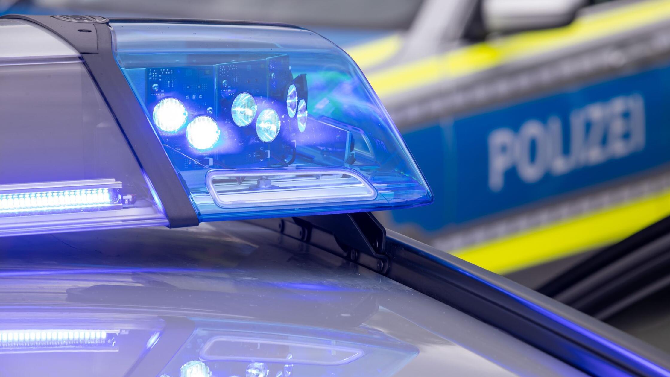 Moška z mačetami oropala bencinsko črpalko, pobegnila pa s otroškim kolesom