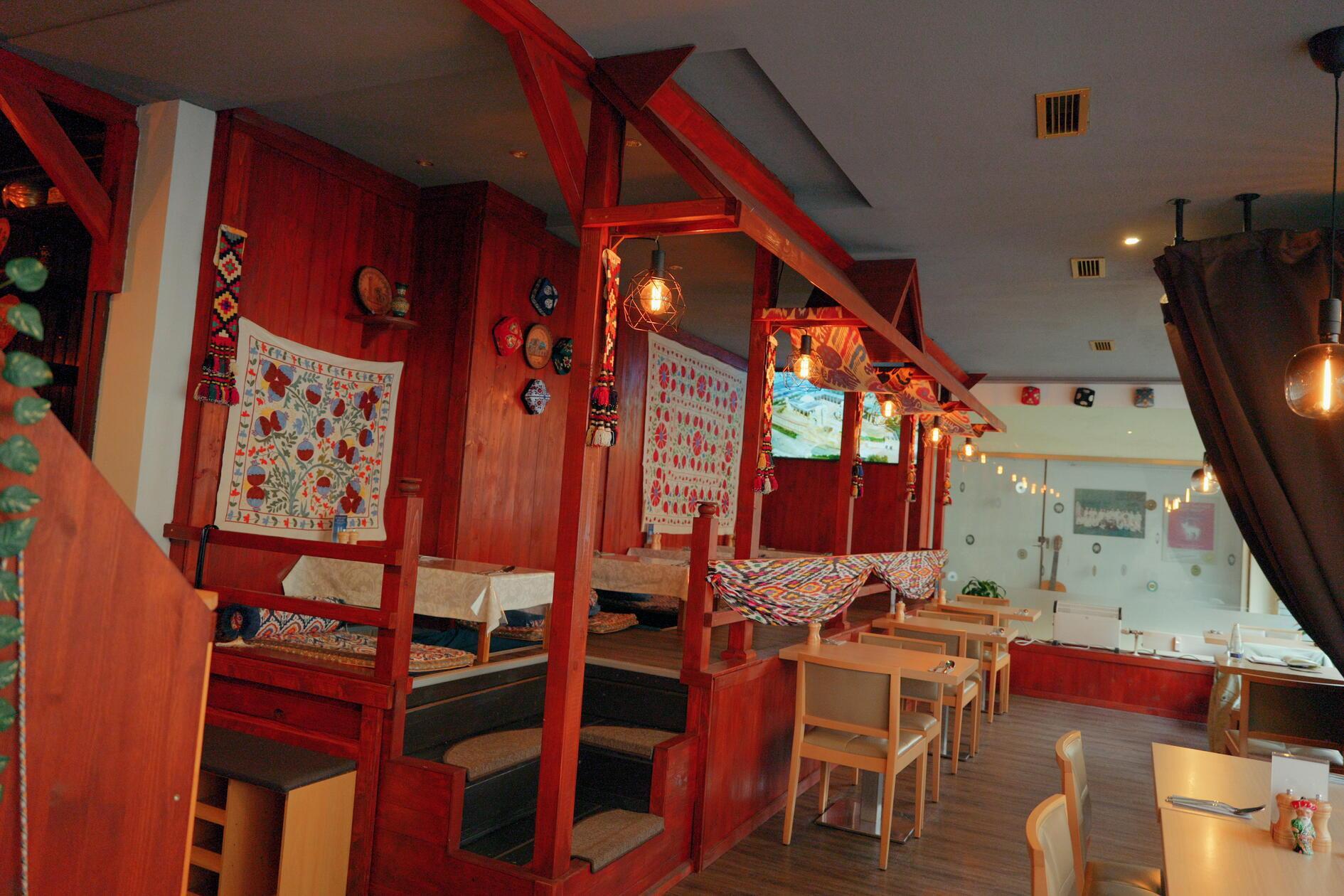 Früher ein Thai-Restaurant, heute usbekisch, doch den Holzaufbau hat der jetzige Inhaber behalten - natürlich passend dekoriert.