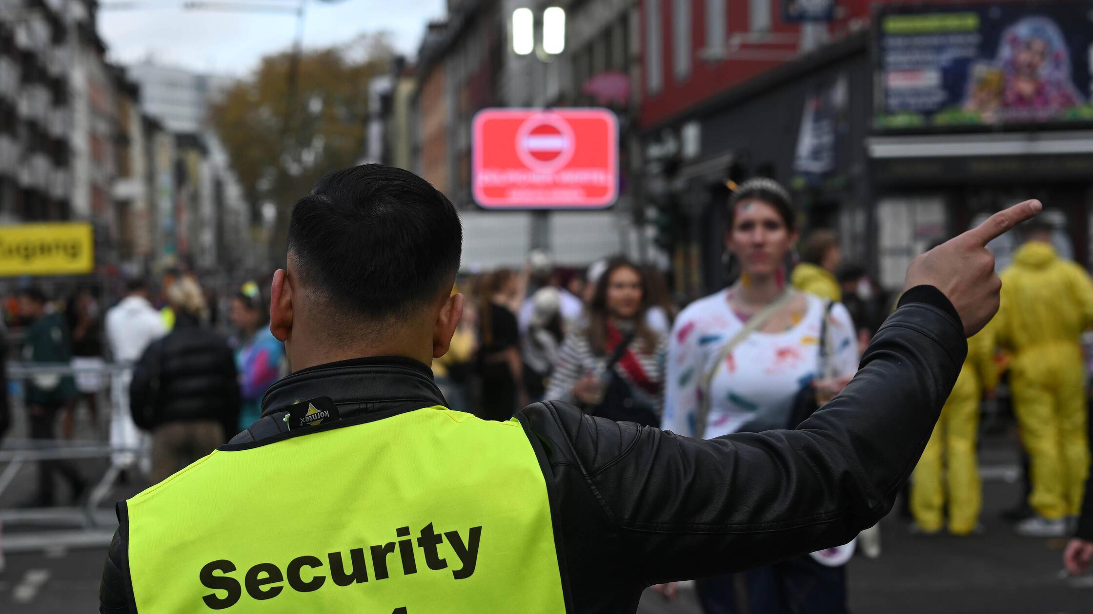 Gebissen-und-beleidigt-Nach-Ausraster-an-Fasching-wegen-Volksverhetzung-vor-Gericht