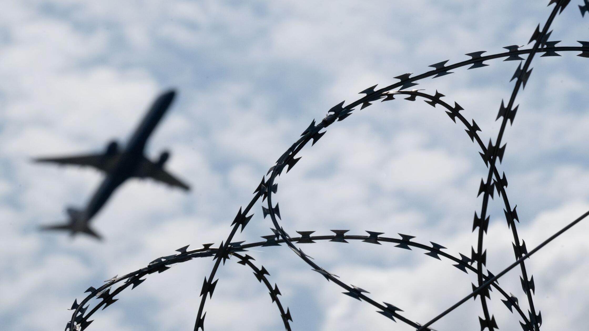 Straftäter per Linienflug nach Afghanistan abgeschoben