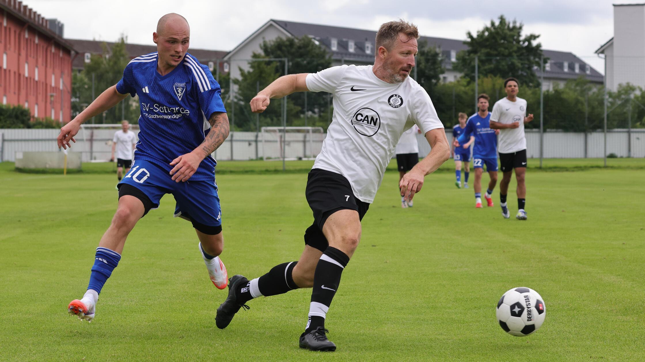 ASV F&uuml;rth mit Tuchf&uuml;hlung zur Spitze: Trainer Alex Pfarherr h&auml;lt den Druck hoch
