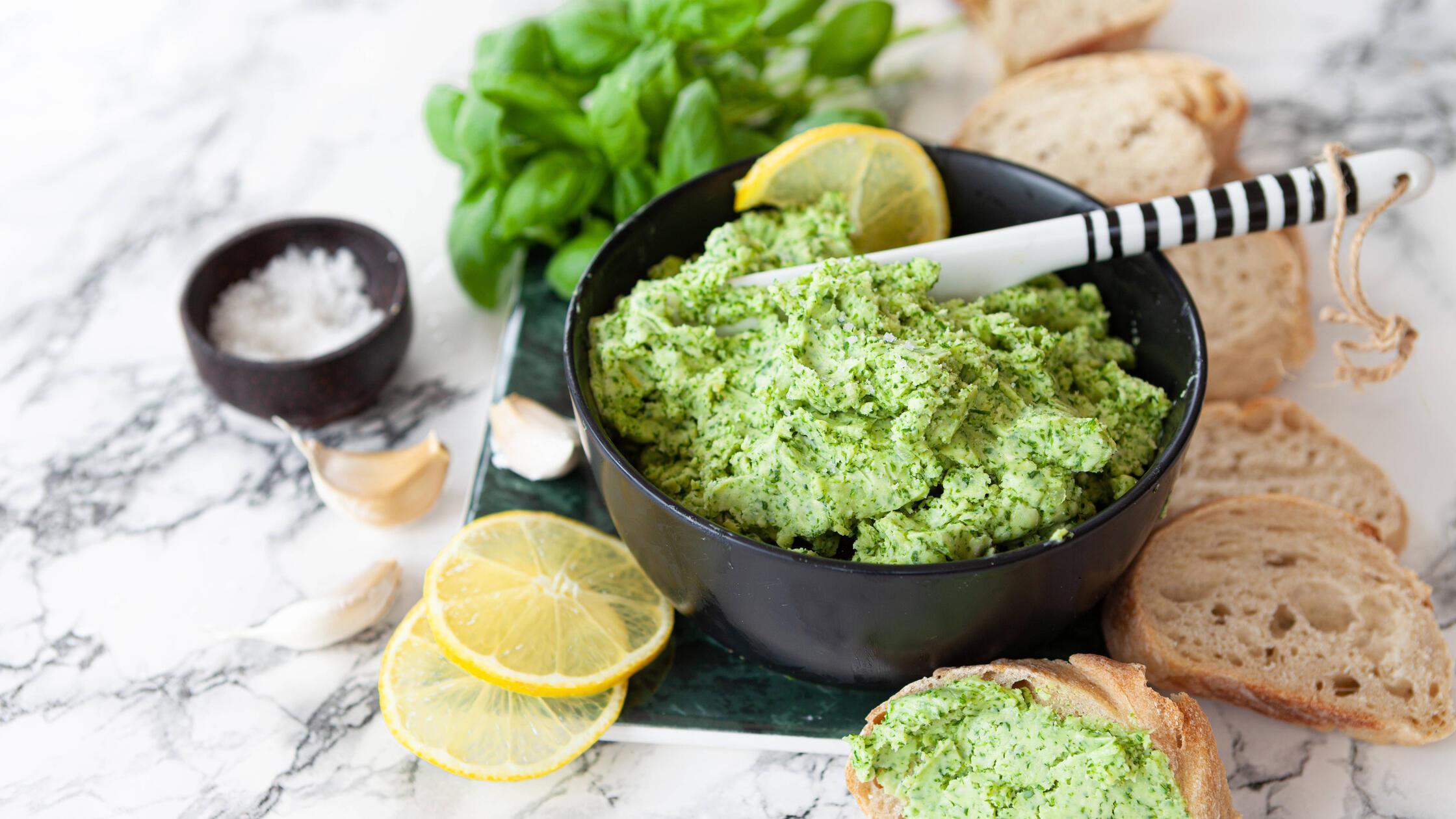 Hausgemachte Basilikumbutter