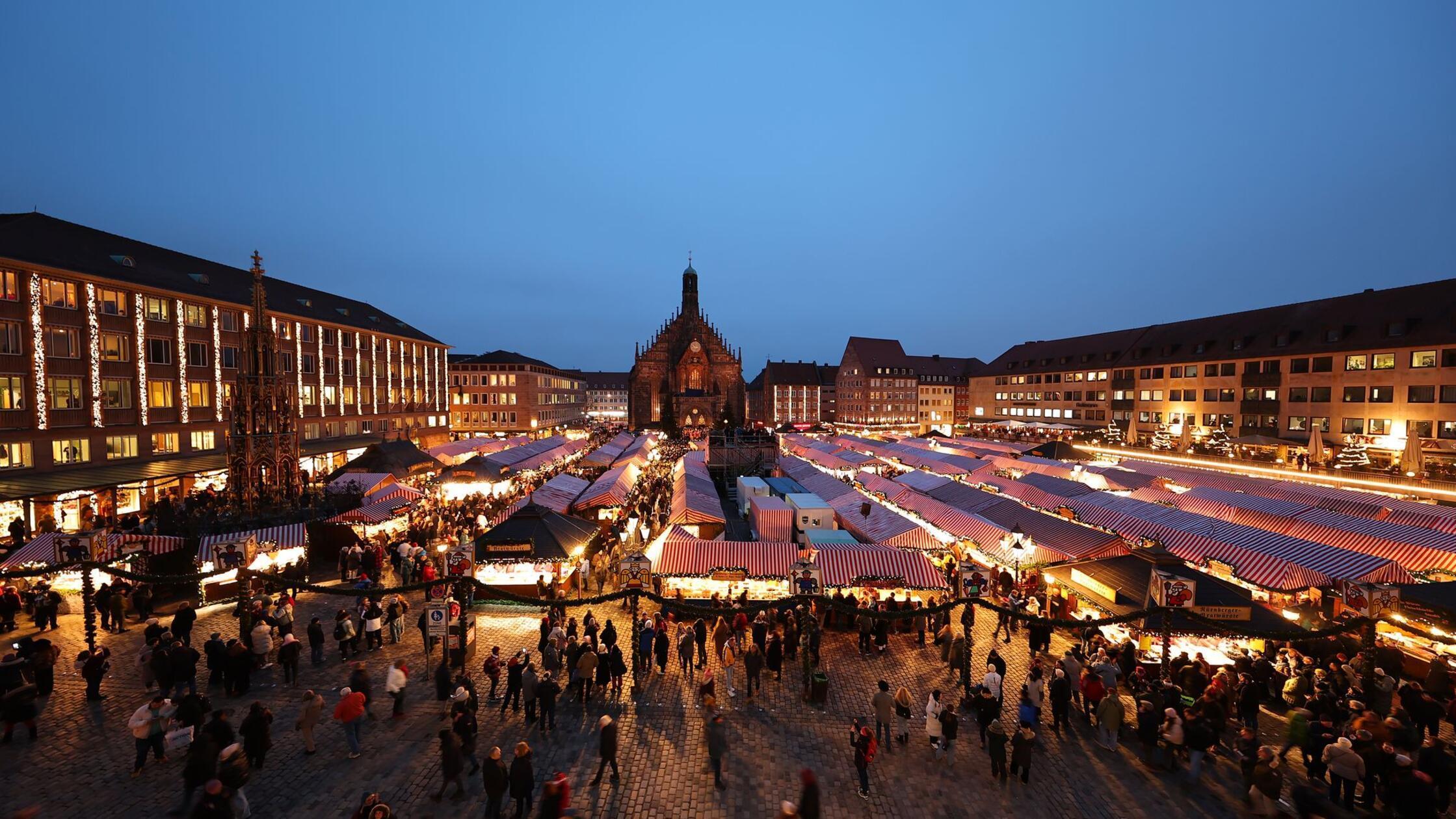Blick über den Nürnberger Christkindlesmarkt. Der 