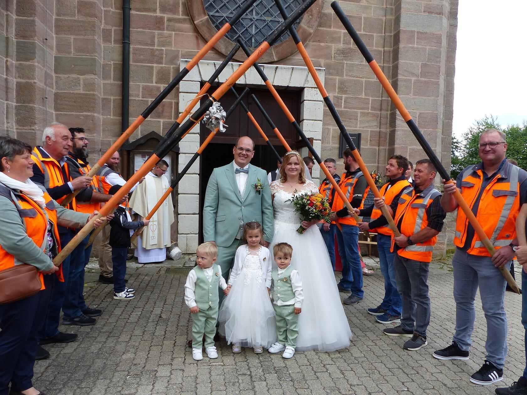 Vor gut drei Jahren lernten sich Karina Frisch aus dem Berger Ortsteil Richtheim und Michael Kastner aus dem Weiler Braunshof bei Freystadt auf Facebook kennen und fanden sich sympathisch. Mit der Zeit wuchs die Liebe und im Urlaub in den Bergen im letzten Oktober machte Michael seiner Karina einen Heiratsantrag, den sie freudestrahlend angenommen hat. Nun wurde das Versprechen eingelöst und die Hochzeit gefeiert.