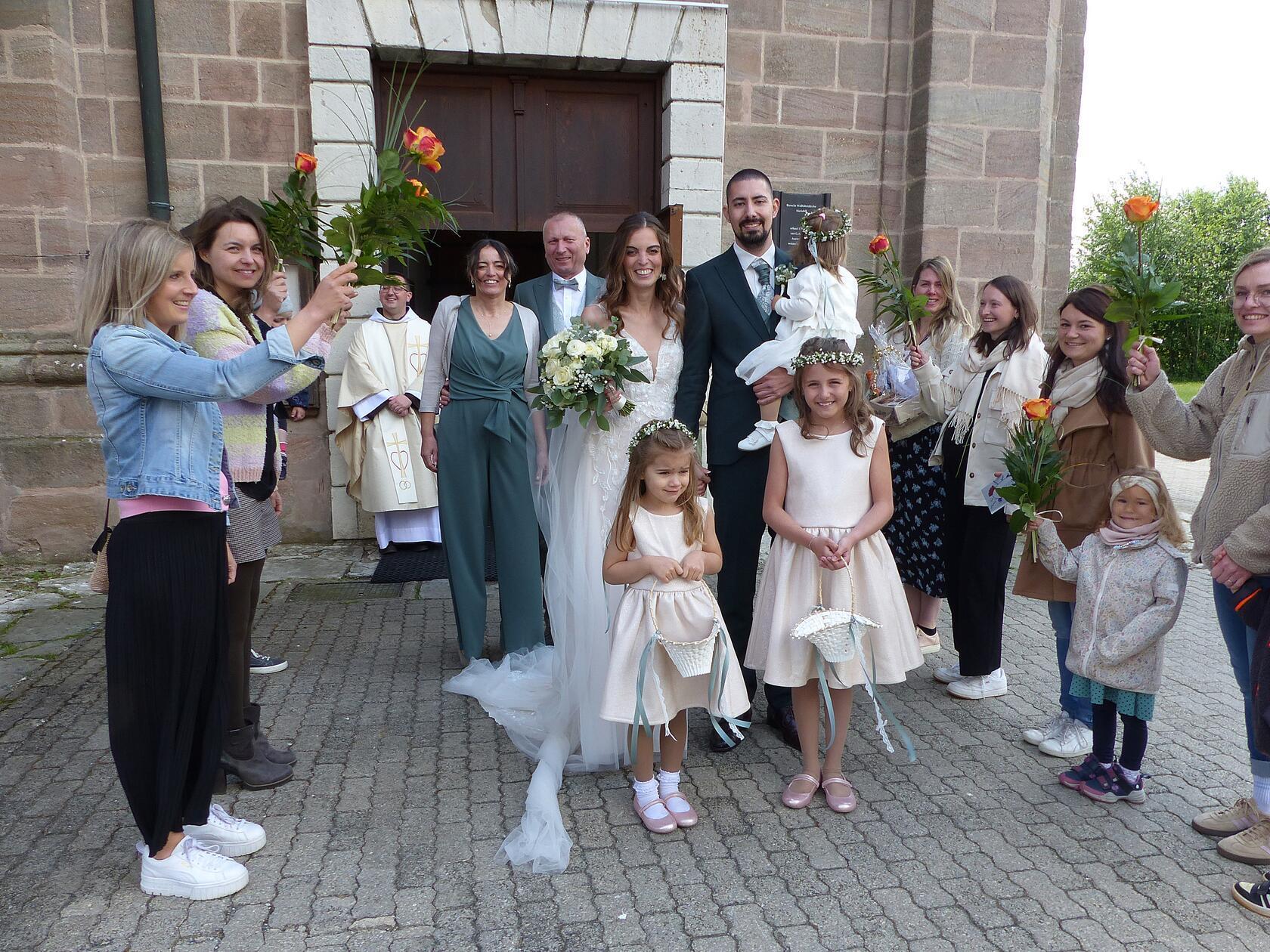 Neun Jahre ist es her, dass sich Nicole Heinloth aus Berngau und Philipp Schöll im Fitnessstudio über den Weg gelaufen sind, eine Schicksalsbegegnung, die vor zwei Jahren bei der standesamtlichen Trauung mit dem Ja-Wort verfestigt worden ist. Töchterchen Marie wurde geboren, die nun bei der kirchlichen Hochzeit mitgefeiert hat. Freystadts Stadtpfarrer Pater Bartimäus spendete dem Ehepaar den kirchlichen Segen in der festlich geschmückten Wallfahrtskirche. Für die musikalische Umrahmung sorgte der Rhythmuschor Berngau um Dirigentin Hedwig Meier. Vor der Kirche hatten sich die Mitglieder der Berngauer Mutter-Kind-Gruppe zu einem Spalier formiert, um zu gratulieren.