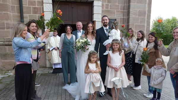 Neun Jahre ist es her, dass sich Nicole Heinloth aus Berngau und Philipp Schöll im Fitnessstudio über den Weg gelaufen sind, eine Schicksalsbegegnung, die vor zwei Jahren bei der standesamtlichen Trauung mit dem Ja-Wort verfestigt worden ist. Töchterchen Marie wurde geboren, die nun bei der kirchlichen Hochzeit mitgefeiert hat. Freystadts Stadtpfarrer Pater Bartimäus spendete dem Ehepaar den kirchlichen Segen in der festlich geschmückten Wallfahrtskirche. Für die musikalische Umrahmung sorgte der Rhythmuschor Berngau um Dirigentin Hedwig Meier. Vor der Kirche hatten sich die Mitglieder der Berngauer Mutter-Kind-Gruppe zu einem Spalier formiert, um zu gratulieren.