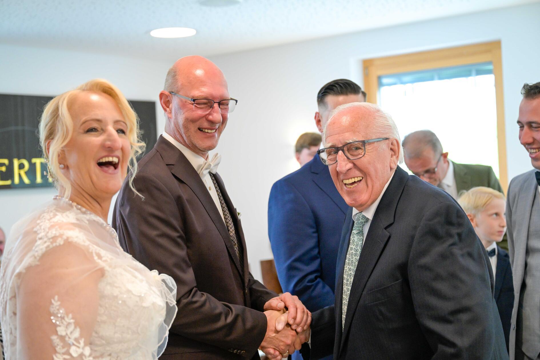 In Neumarkt hat am Donnerstag, 22. Mai Britta Wunderle geheiratet. Sie ist die Tochter des bekannten Schausteller-Urgesteins Günter Wunderle (rechts im Bild). Ihren neuen Ehemann Jürgen Wittmann lernte sie bereits auf dem Volksfest 1988 kennen, doch ihr Vater legte damals ein Veto ein. Mit der Hochzeit ist die einstige Teenager-Liebe nach über drei Jahrzehnten perfekt geworden.