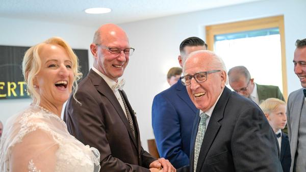 In Neumarkt hat am Donnerstag, 22. Mai Britta Wunderle geheiratet. Sie ist die Tochter des bekannten Schausteller-Urgesteins Günter Wunderle (rechts im Bild). Ihren neuen Ehemann Jürgen Wittmann lernte sie bereits auf dem Volksfest 1988 kennen, doch ihr Vater legte damals ein Veto ein. Mit der Hochzeit ist die einstige Teenager-Liebe nach über drei Jahrzehnten perfekt geworden.