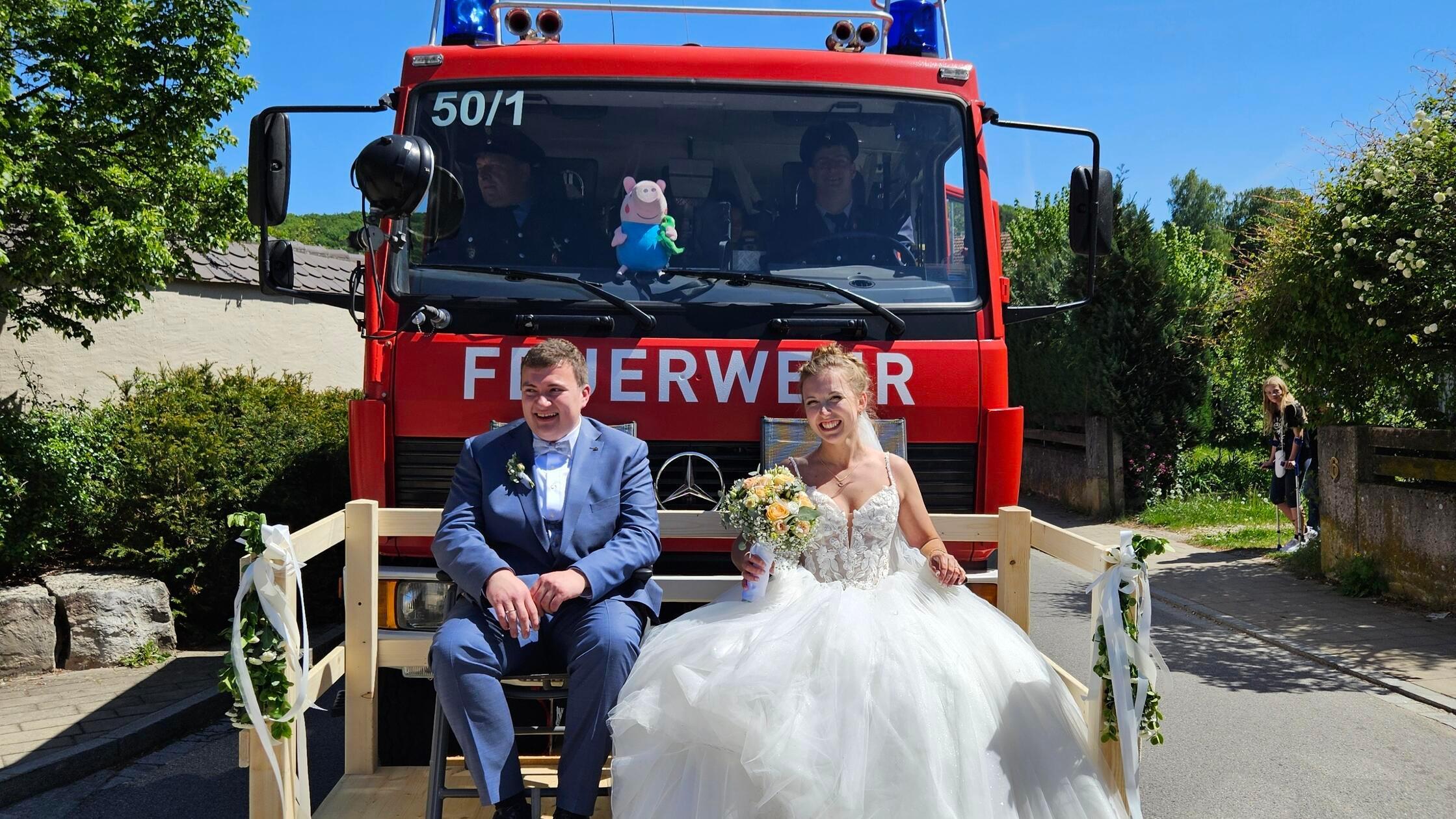 Ein Fest, wie es schöner nicht hätte sein können, feierten Luisa Nißlbeck und Johannes Atzmannsdorfer anlässlich ihrer Hochzeit – traditionell, herzlich und voller Pilsacher Gemeinschaftsgeist. Bereits bei der standesamtlichen Trauung in der Gemeindekanzlei Pilsach standen viele Gratulanten Schlange. Die Zeremonie wurde vom ersten Bürgermeister Andreas Truber in der Gemeindekanzlei durchgeführt. Das Paar kennt sich bereits seit Jugendtagen – am 6. Dezember 2014 begann ihre gemeinsame Geschichte. Richtig kennengelernt haben sie sich bereits Monate zuvor bei der Pilsacher Kirwa 2014. Über den Freundeskreis fanden sie endgültig zueinander – ein klassischer Fall von „aus Freundschaft wurde Liebe“.