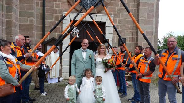 Vor gut drei Jahren lernten sich Karina Frisch aus dem Berger Ortsteil Richtheim und Michael Kastner aus dem Weiler Braunshof bei Freystadt auf Facebook kennen und fanden sich sympathisch. Mit der Zeit wuchs die Liebe und im Urlaub in den Bergen im letzten Oktober machte Michael seiner Karina einen Heiratsantrag, den sie freudestrahlend angenommen hat. Nun wurde das Versprechen eingelöst und die Hochzeit gefeiert.