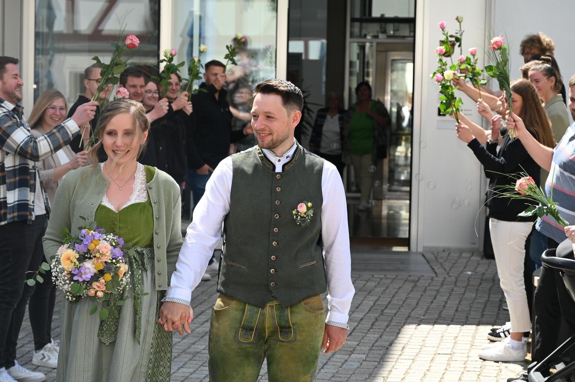 Kennengelernt haben sich Miriam Schwenzel und Sebastian Herzog vor zehn Jahren auf dem Neumarkter Frühlingsfest. Sebastian Herzog stammt aus Göggelsbuch und ist Elektromeister, Miriam Schwenzel kommt aus der Gemeinde Berg und ist Industriekauffrau. Nun wurde ihre Verbindung durch den Bürgermeister besiegelt. Hier durchschreiten die beiden ein langes Spalier vor dem Rathaus entlang.