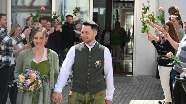 Kennengelernt haben sich Miriam Schwenzel und Sebastian Herzog vor zehn Jahren auf dem Neumarkter Frühlingsfest. Sebastian Herzog stammt aus Göggelsbuch und ist Elektromeister, Miriam Schwenzel kommt aus der Gemeinde Berg und ist Industriekauffrau. Nun wurde ihre Verbindung durch den Bürgermeister besiegelt. Hier durchschreiten die beiden ein langes Spalier vor dem Rathaus entlang.