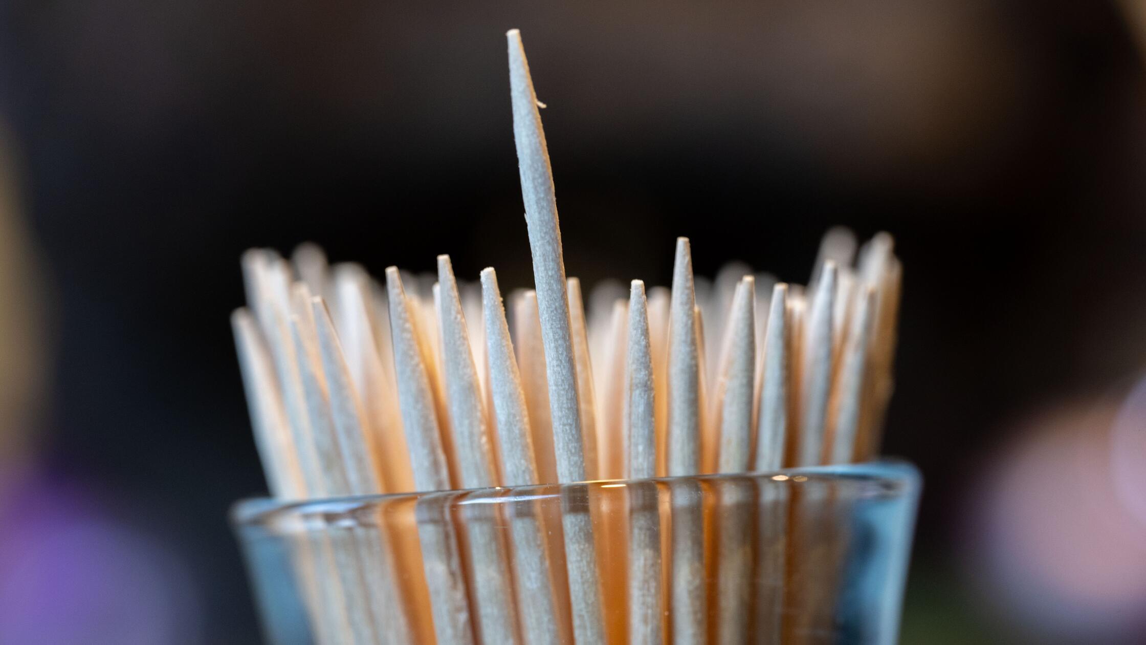 Gefährlicher TikTok-Trend: Schule in Bayern verbietet Zahnstocher - das steckt dahinter