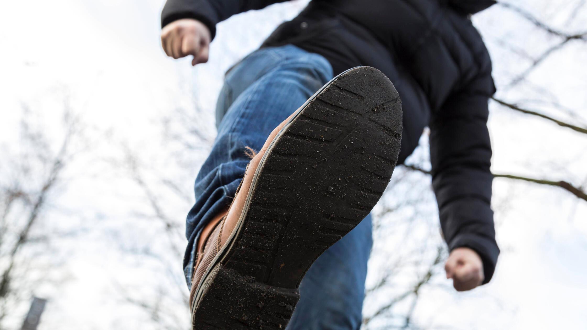 Gekr-nkte-Eitelkeit-Vier-Sch-ler-verpr-geln-51-j-hrigen-Erlanger-und-verletzen-ihn-schwer