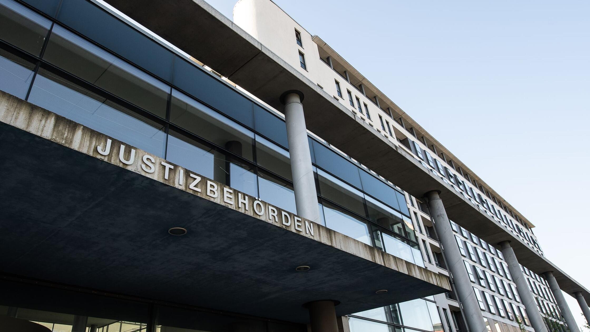 V Nemčiji pričakovati sodbo v sojenju za umor z lokostrelsko puščico