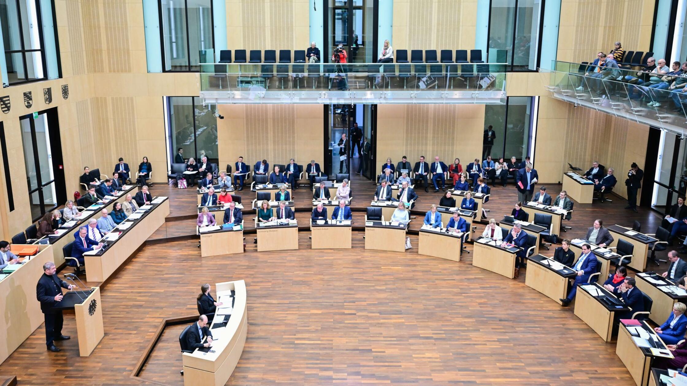 Bundesrat-billigt-Entlastungen-und-neuen-Wehrdienst