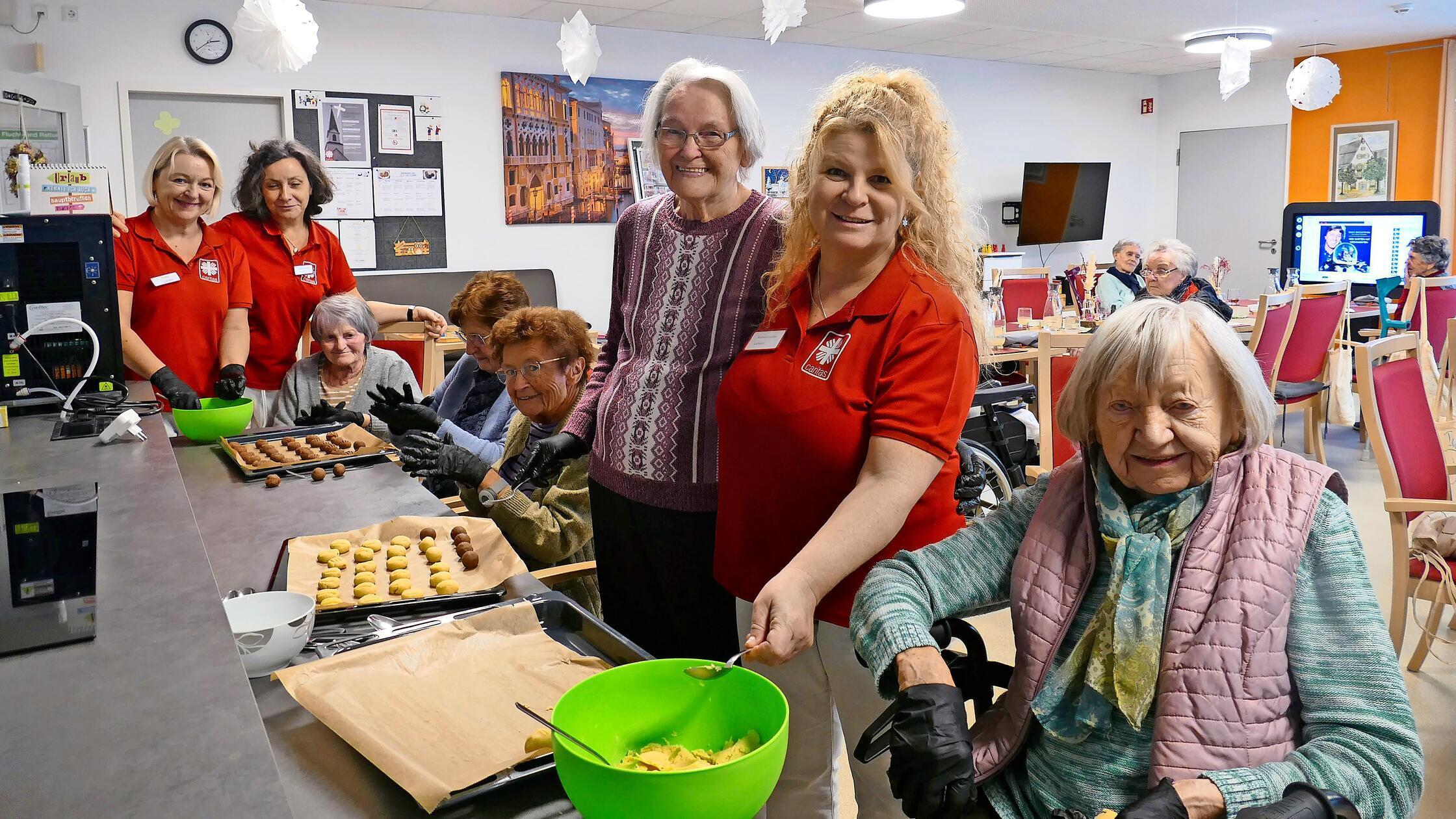 Tagespflege-in-Hollfeld-wird-zur-Weihnachtsb-ckerei-G-ste-erz-hlen-vom-Neujahrsweibla