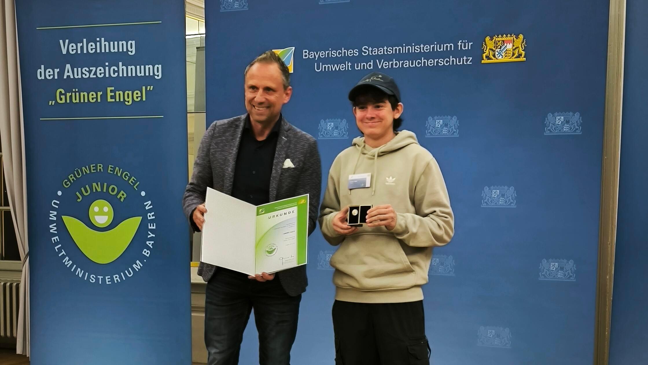 Umweltpreis-f-r-16-J-hrigen-aus-Raum-Erlangen-Andr-Hack-betreut-bis-zu-15-Bienenv-lker