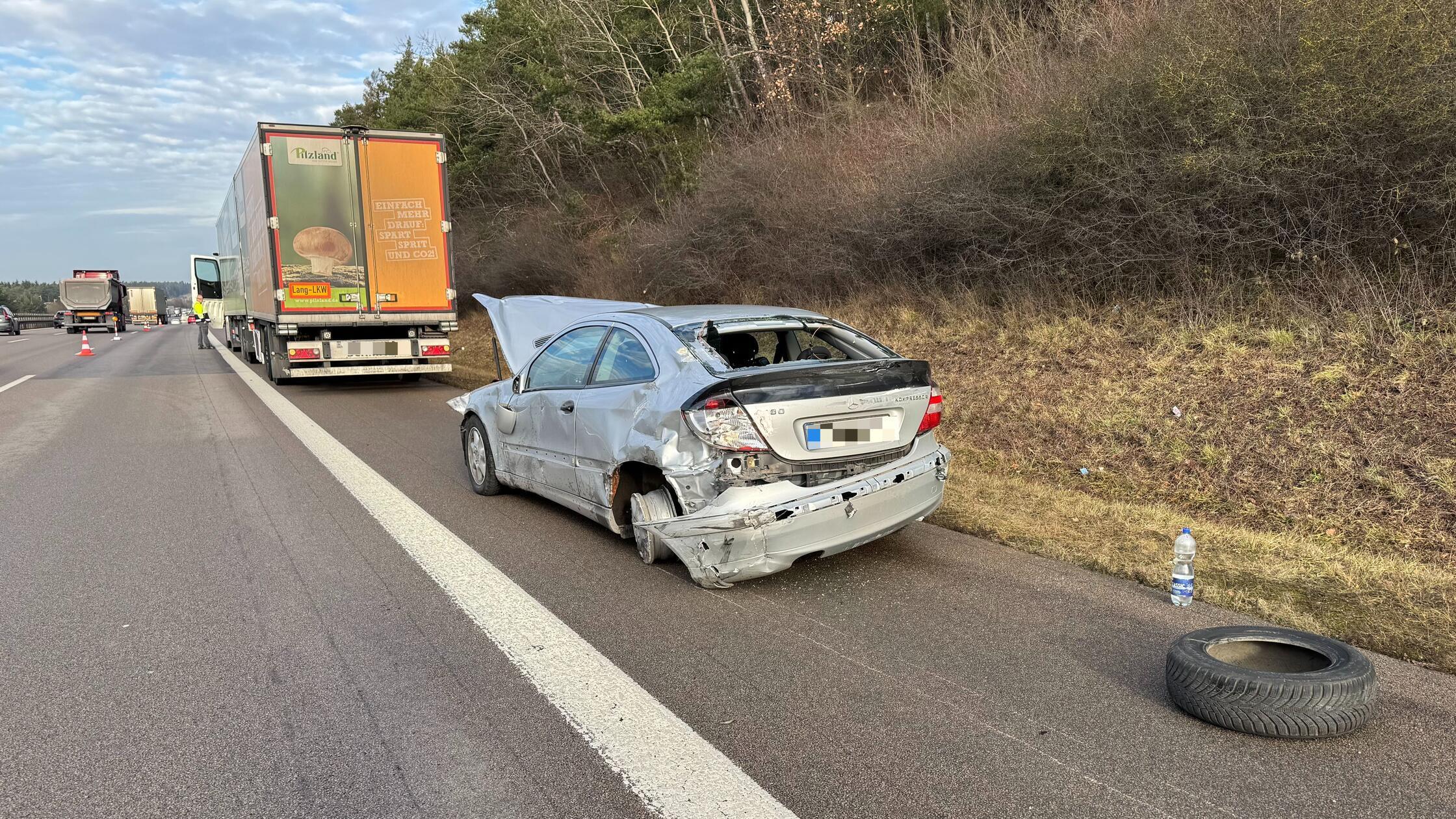 Unfall-mit-Lastwagen-und-zwei-Pkw-auf-der-A9-bei-Pyrbaum-Zwei-Personen-verletzt