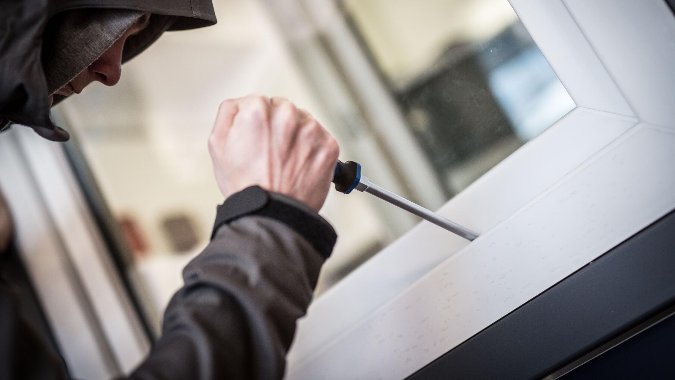 Unbekannte-dringen-in-Wohnhaus-ein-Polizei-sucht-Zeugen-nach-Vorfall-in-Poppendorf