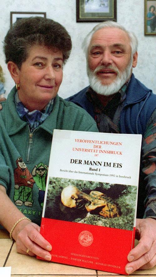 Gefunden wurde der Mann aus dem Hauslabjoch vom Nürnberger Ehepaar Helmut und Erika Simon. Sie fanden die Leiche zufällig bei einer Wanderung durch die Ötztaler Alpen.