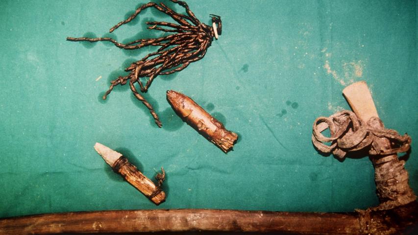 Ötzis Leiche war im Eis so gut konserviert, dass nicht nur seine Organe, sondern auch seine Kleidung und Ausrüstungsgegenstände die Jahrtausende unversehrt überstanden haben.