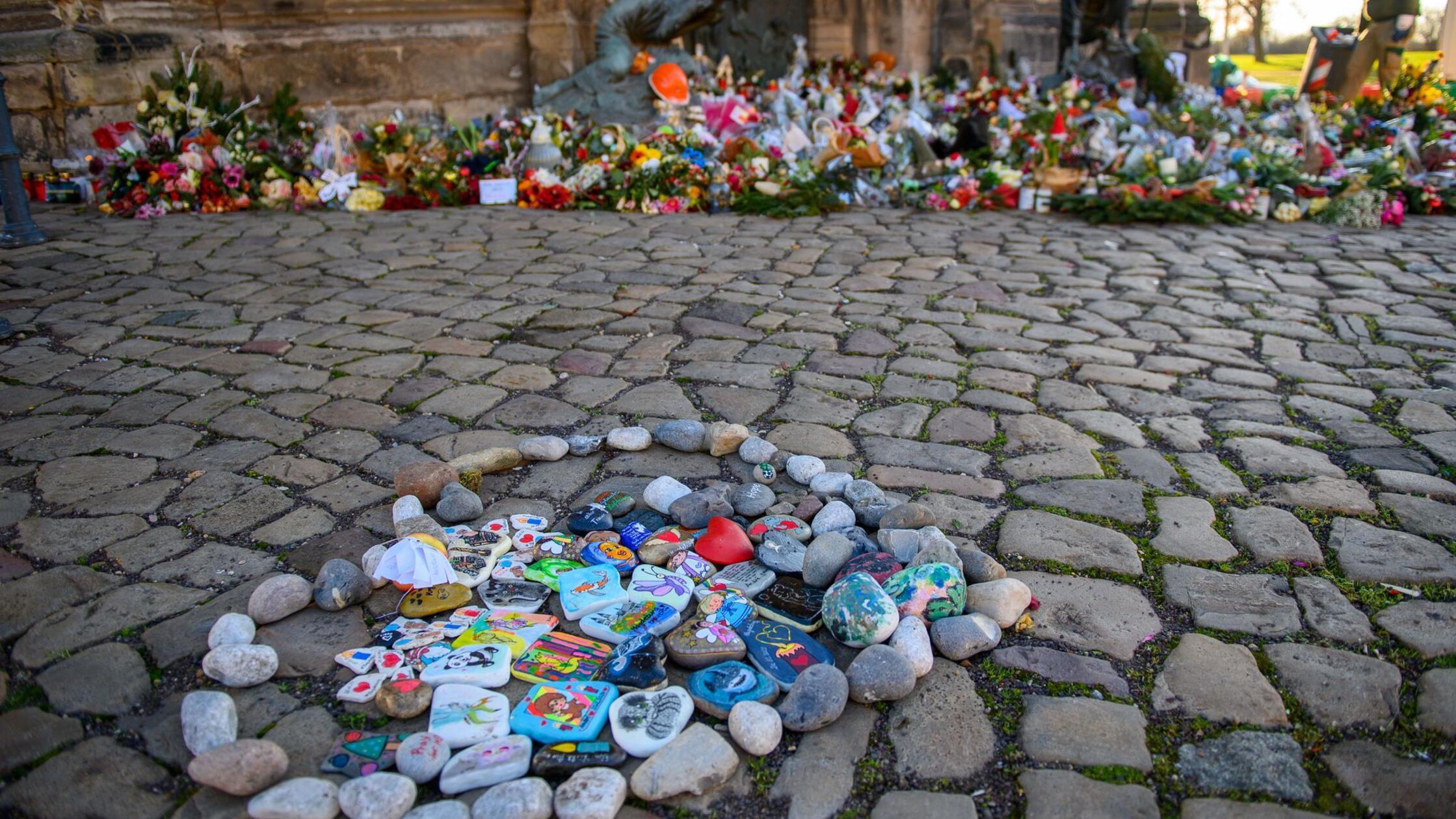 Ein-Jahr-nach-Anschlag-Merz-kommt-zu-Gedenken-in-Magdeburg