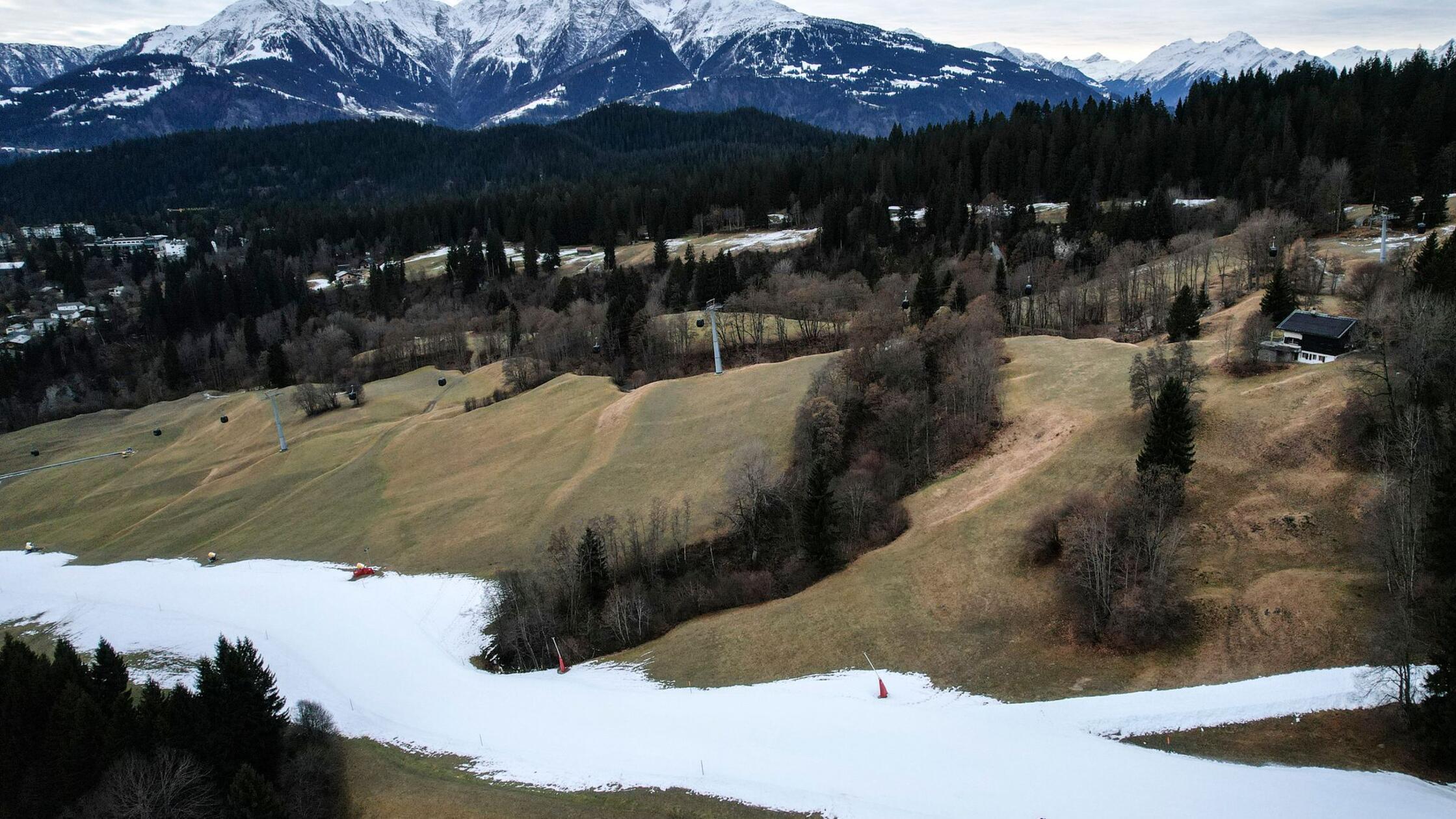 Warten auf Winter: Kunstschnee rettet Skipisten