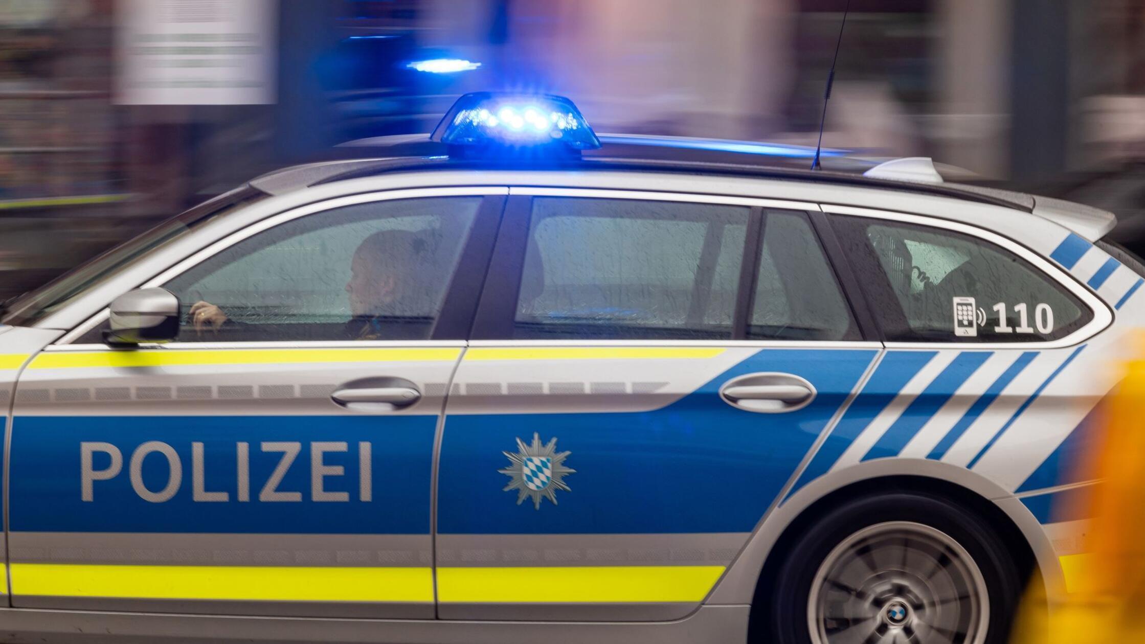 Voznik v Bayernu obtičal pod zapornico na parkirišču