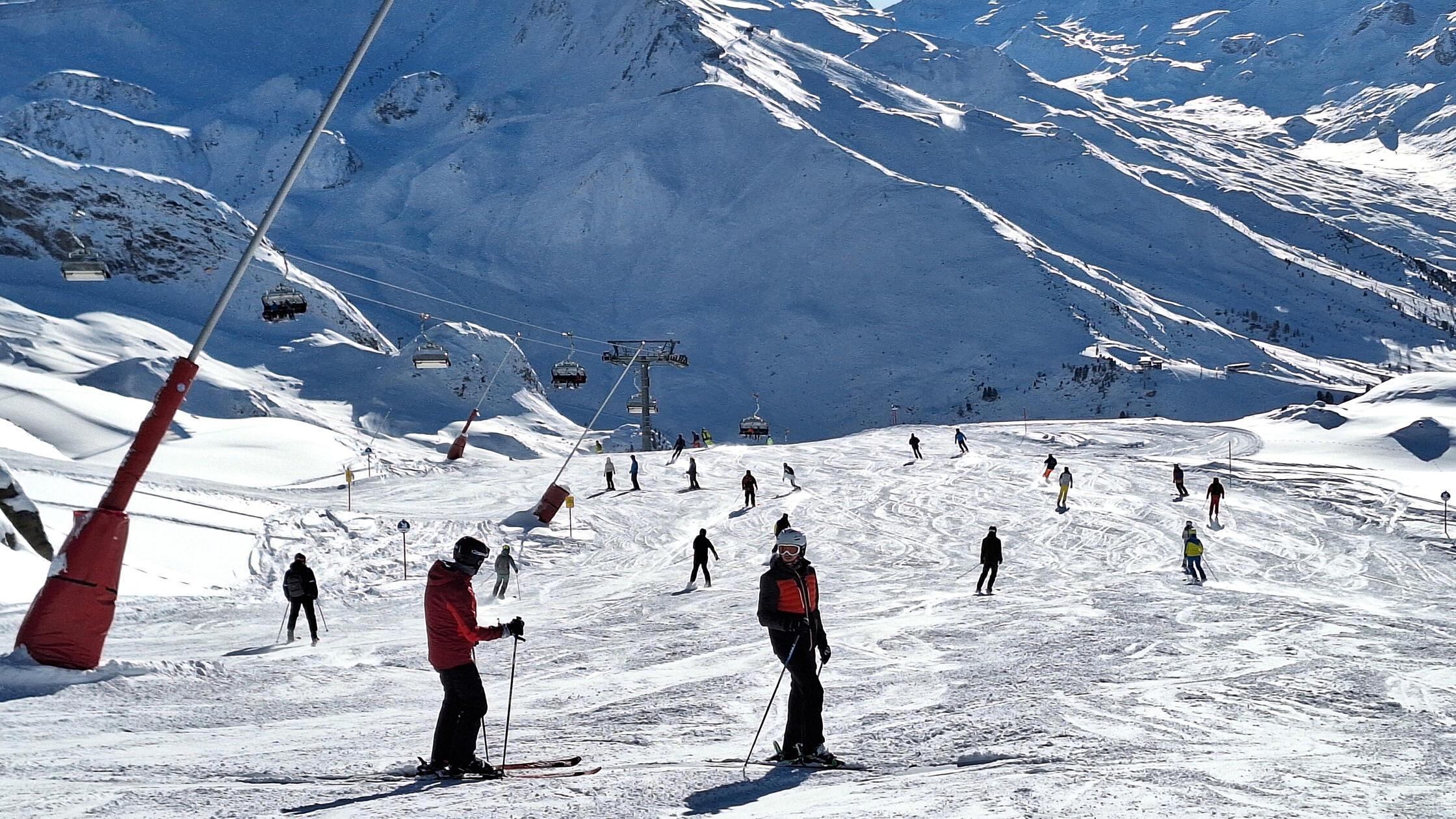 Crash-auf-Skipiste-71-J-hriger-wird-verletzt-Unfallgegner-f-hrt-einfach-weiter