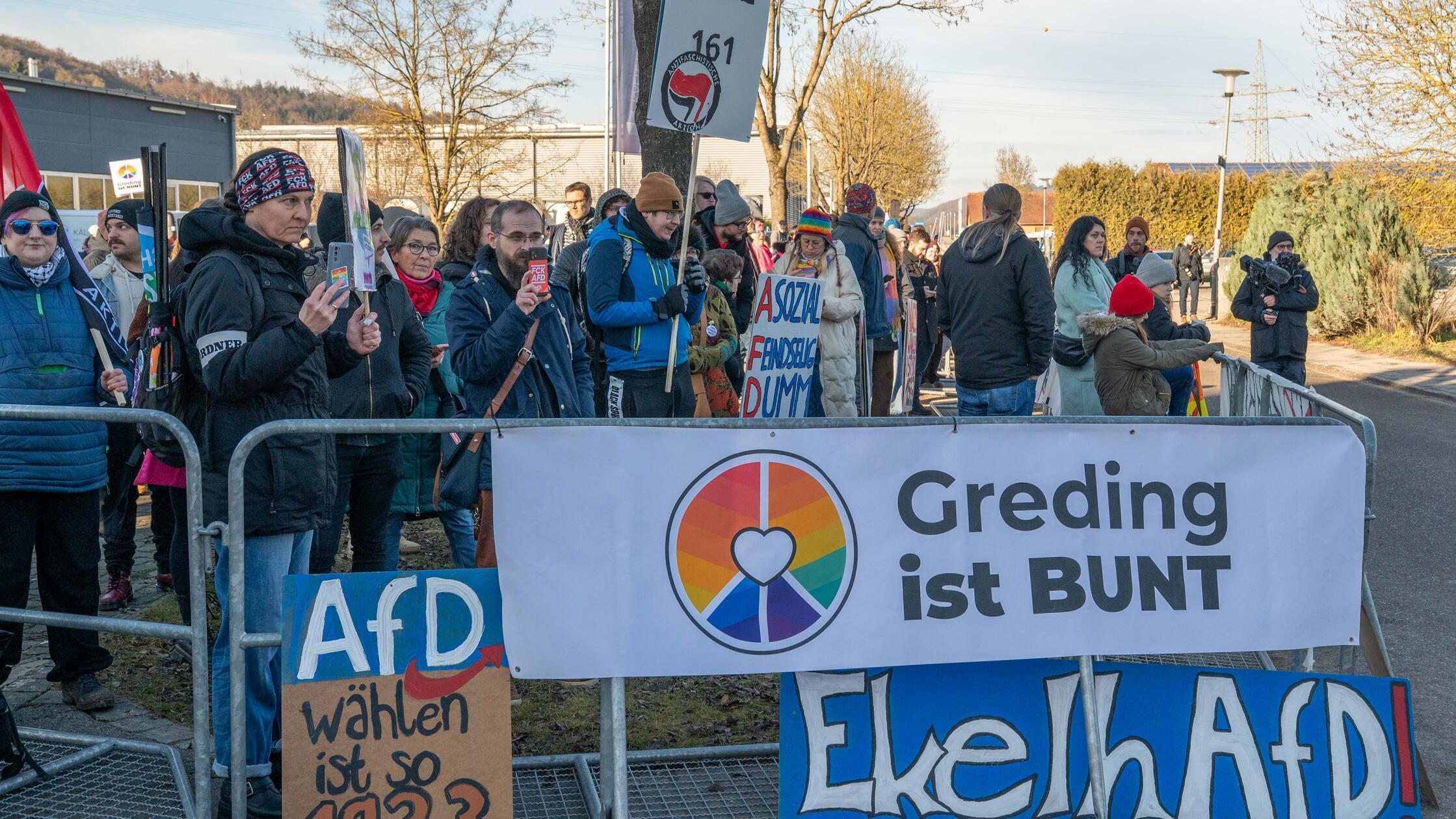 Colorful posters and a call for a ban: Pictures of the anti-AfD demo in ...
