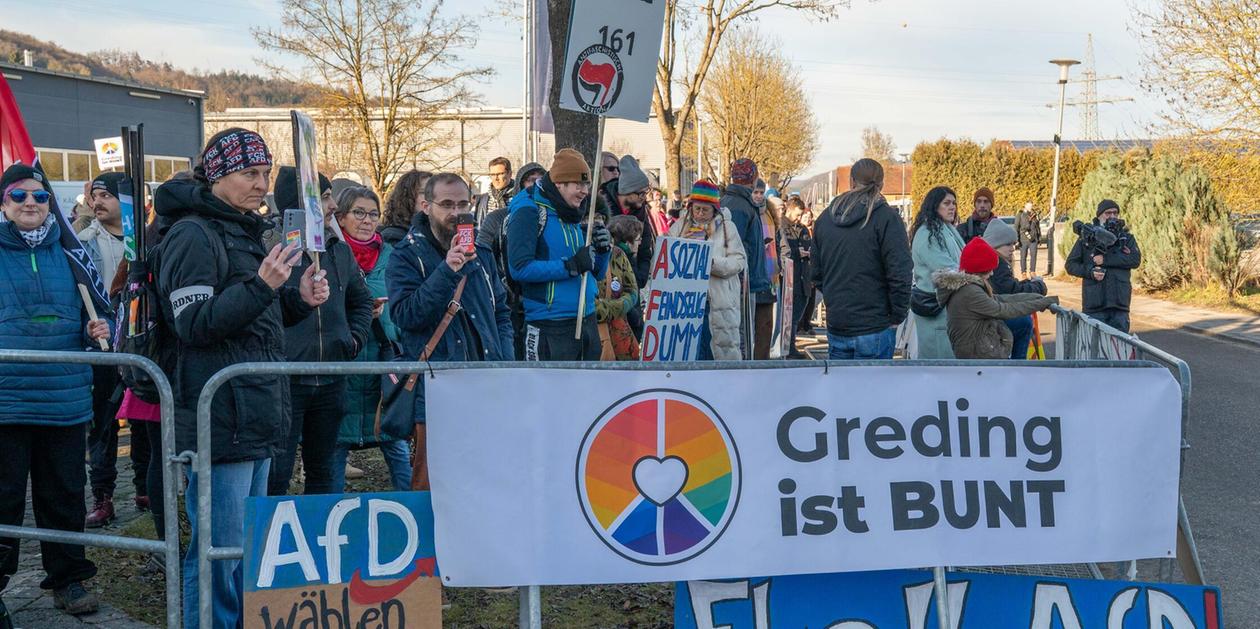 Colorful posters and a call for a ban: Pictures of the anti-AfD demo in ...
