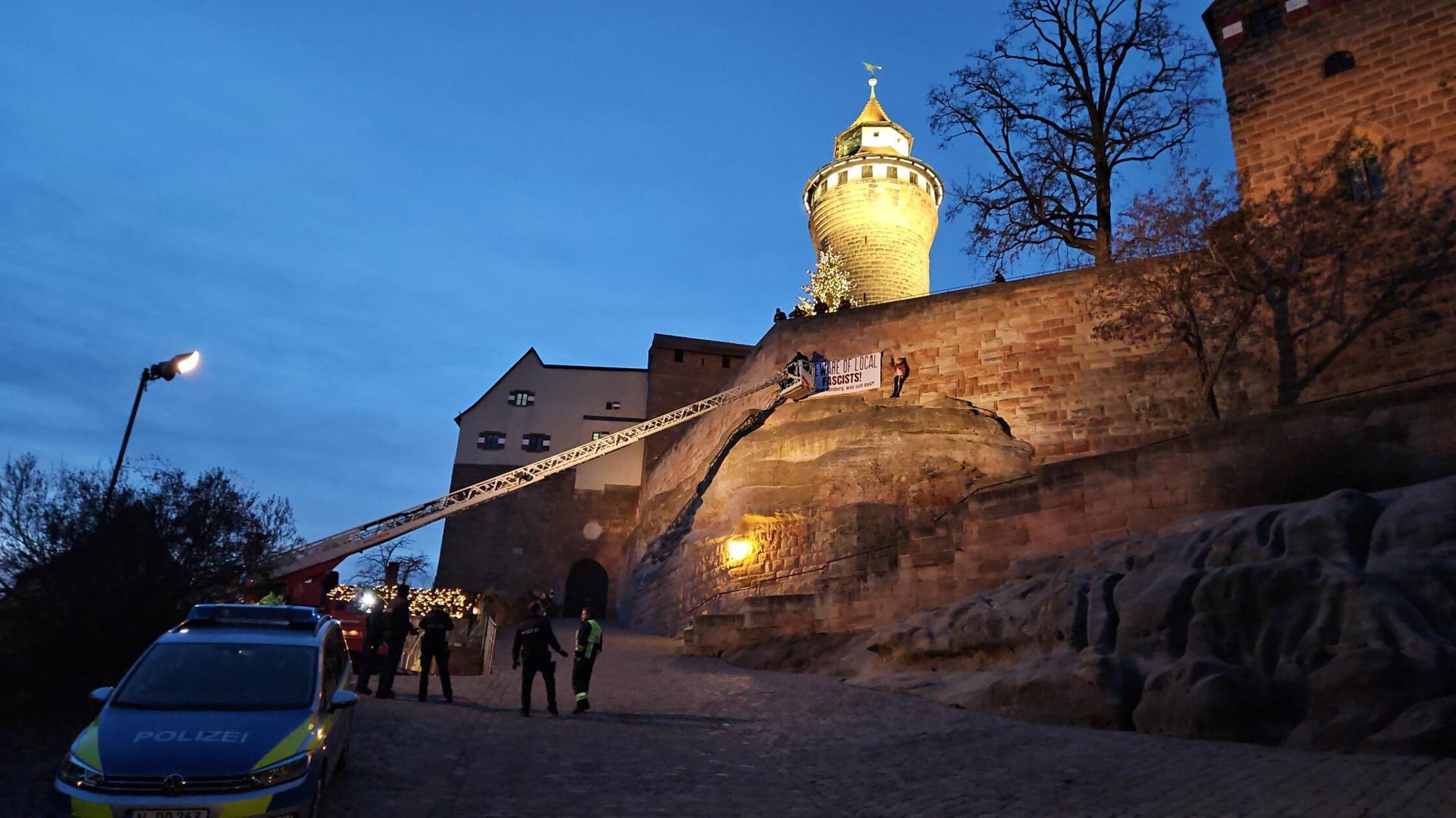 Protest-gegen-Team-Menschenrechte-Aktivistinnen-seilen-sich-von-Kaiserburg-N-rnberg-ab