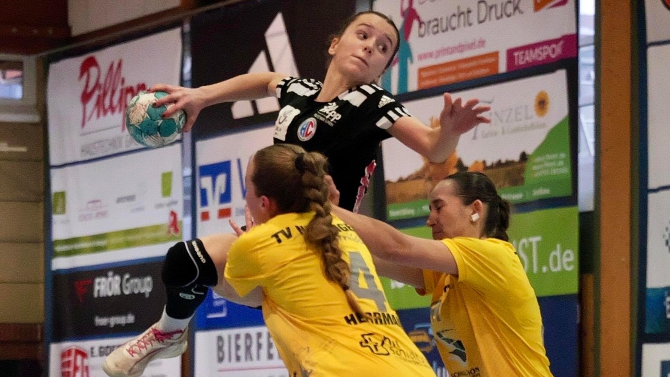 Forchheimerin-Karla-Gerlach-erzielt-f-r-B-Jugend-des-HC-Erlangen-Tor-mit-der-R-ckhand