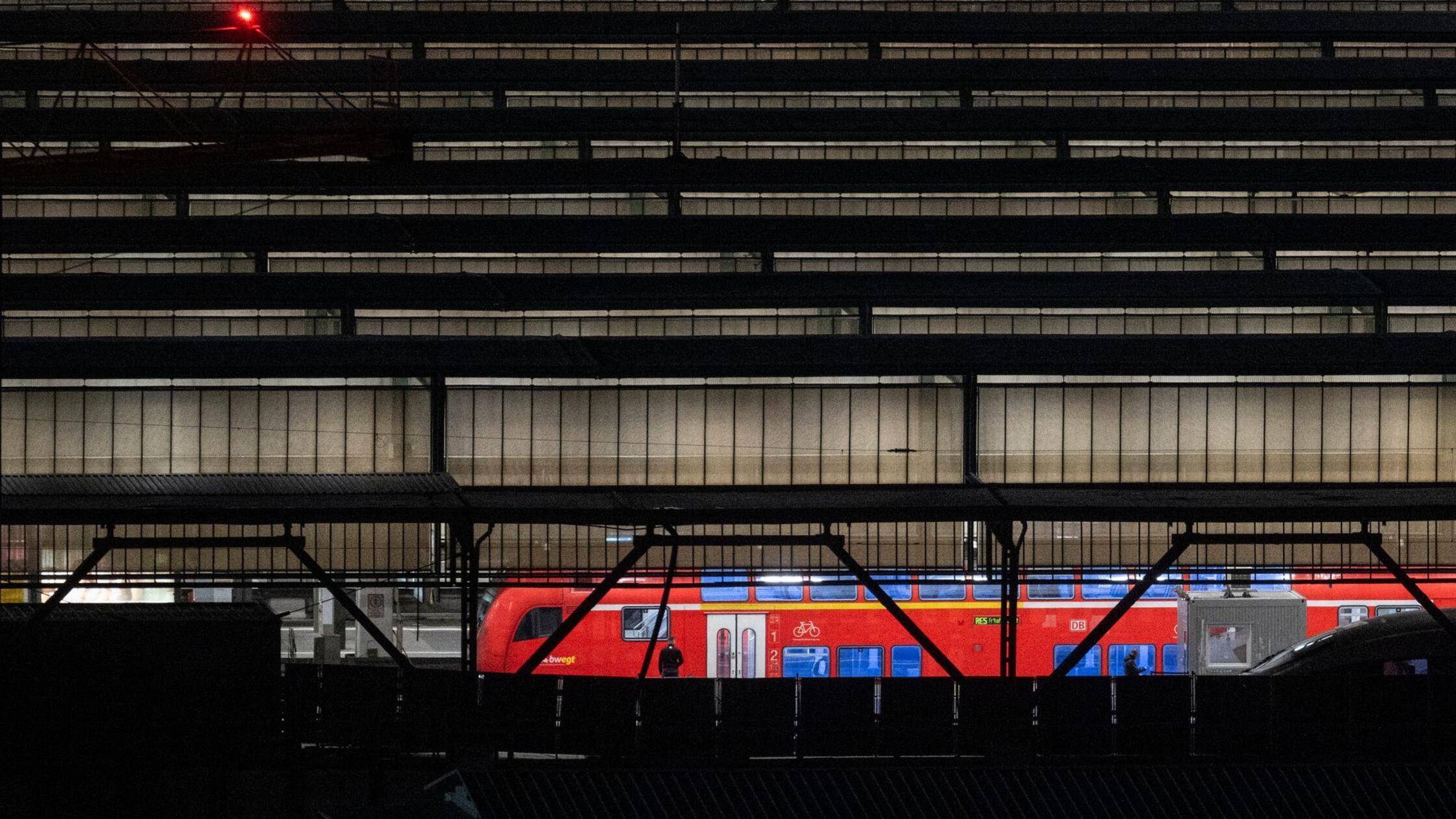 Verd-chtiges-Gep-ckst-ck-Hauptbahnhof-Stuttgart-evakuiert