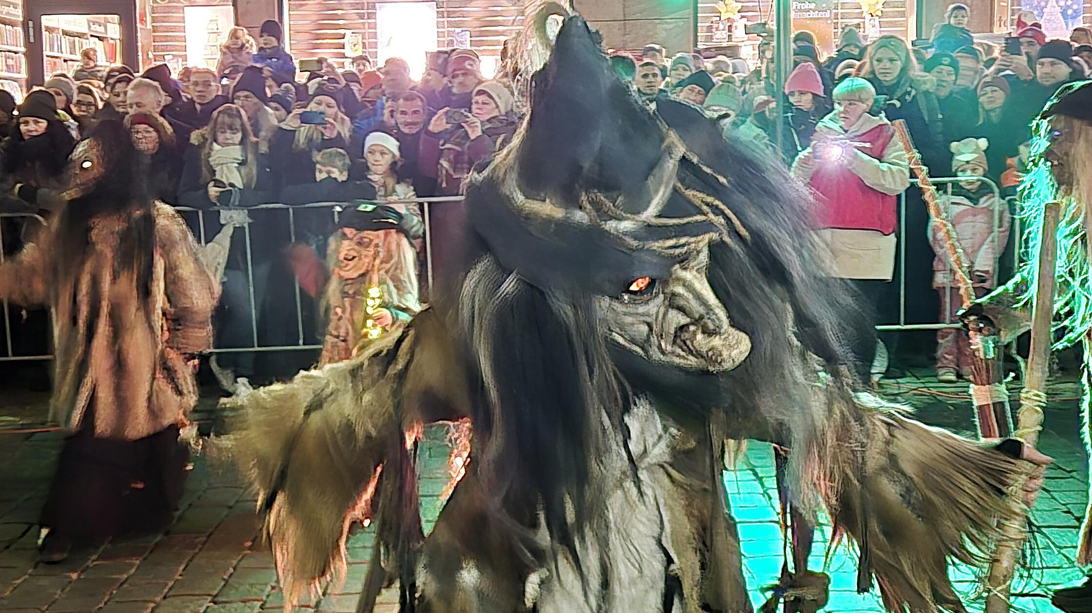 Oberpfälzer Schlossteufel am Weihnachtsmarkt Neuma