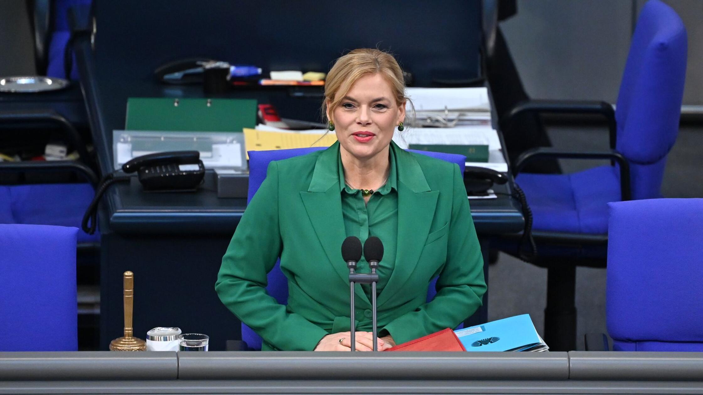 Julia Klöckner vošči vesele božične praznike z video posnetkom peke