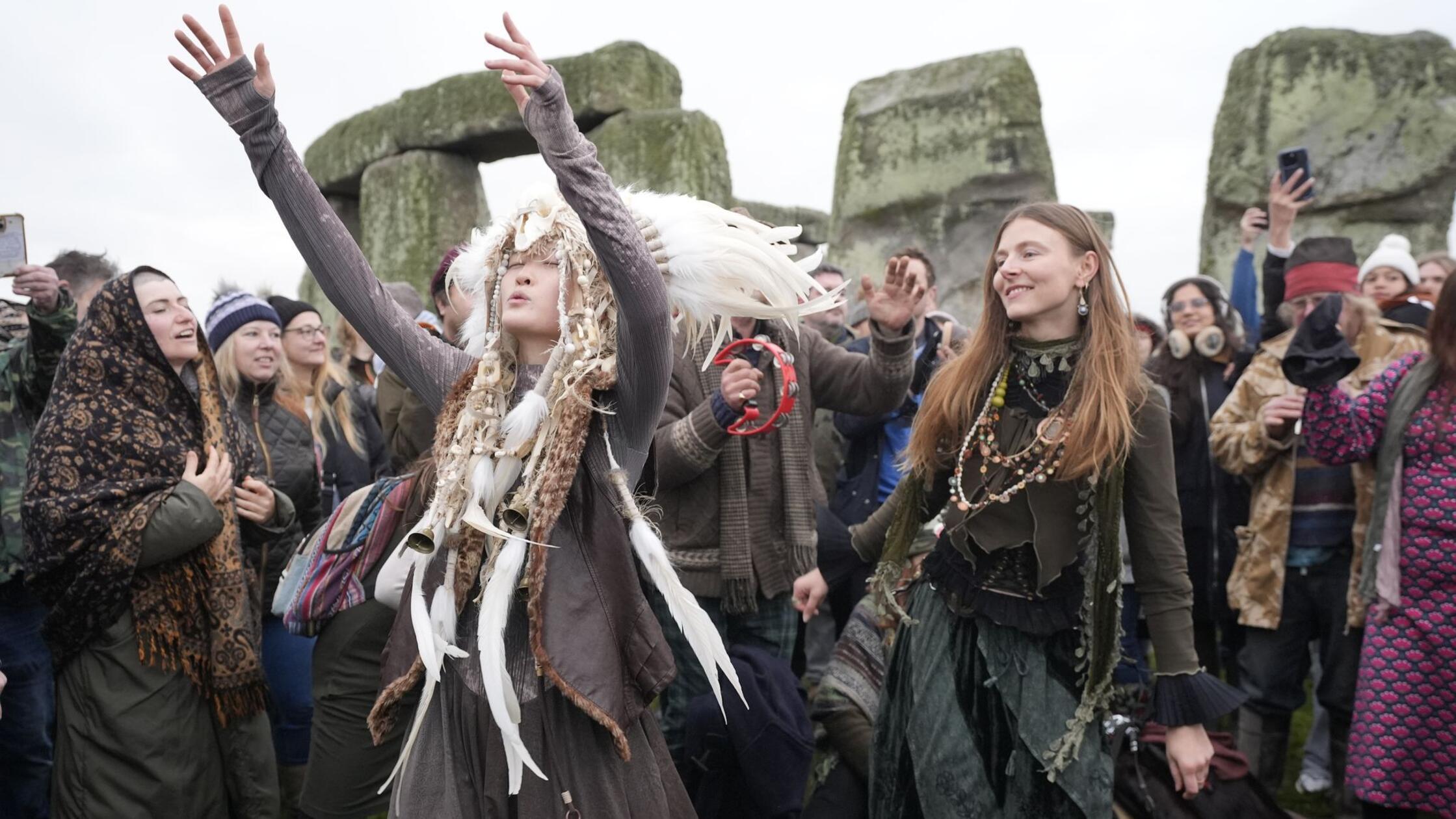 Tausende Menschen verfolgen Wintersonnenwende in Stonehenge