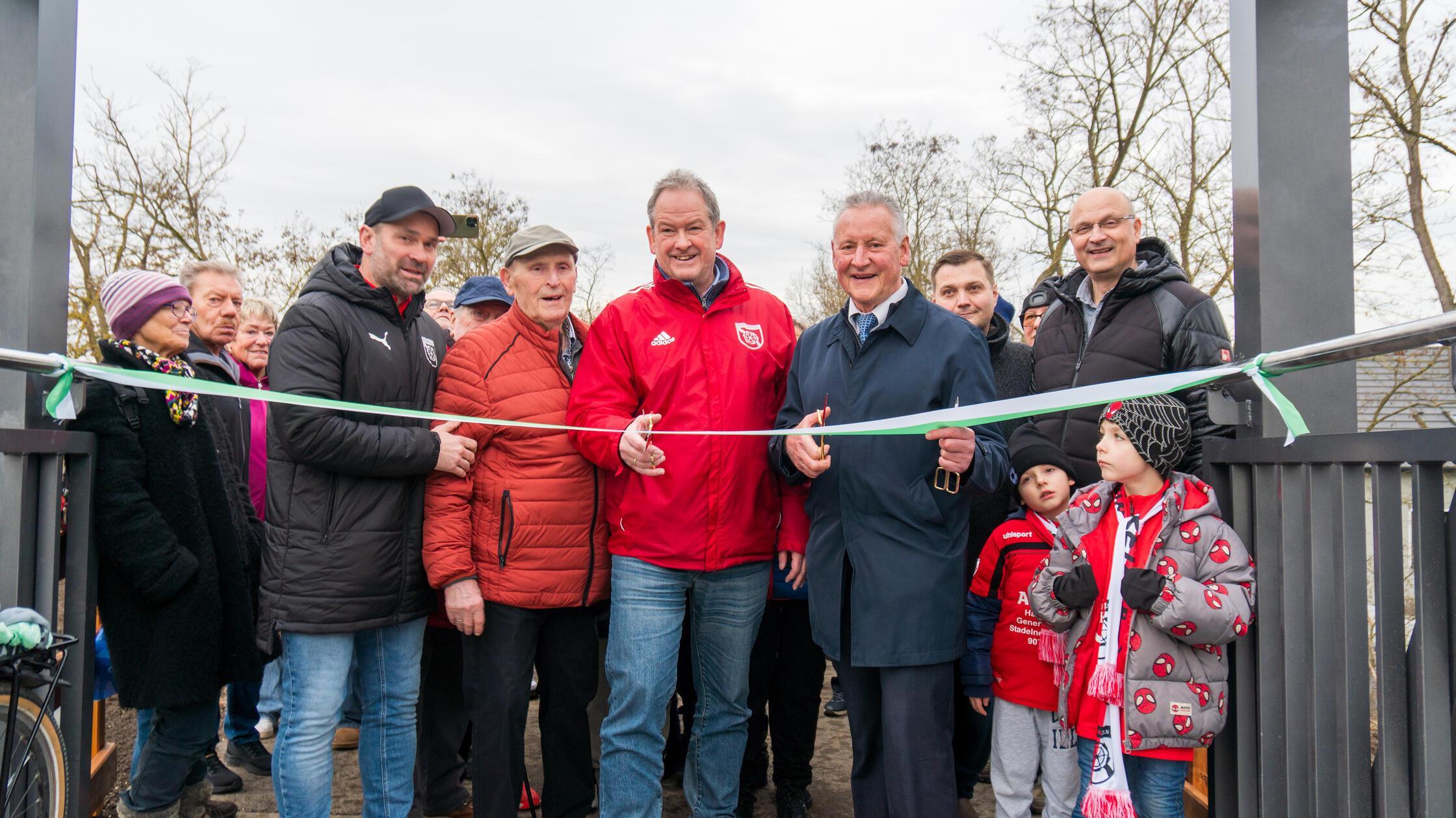 Zusammen mit Vertretern des FSV Stadeln hat OB Jun