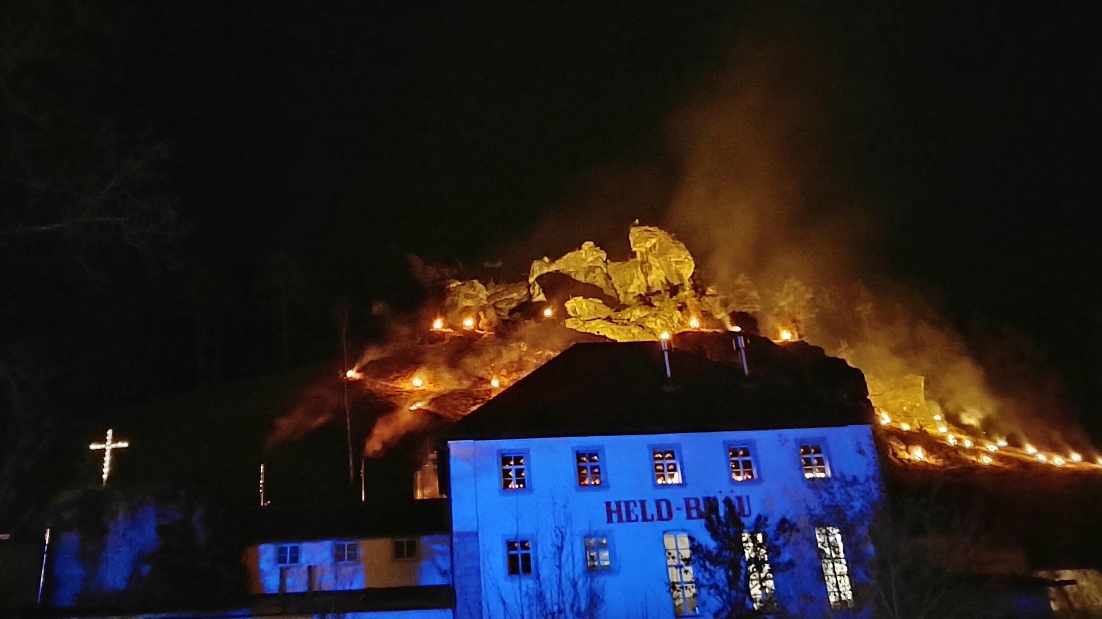 -Lichterfest-in-Oberailsfeld-H-nge-erstrahlen-im-Feuerschein