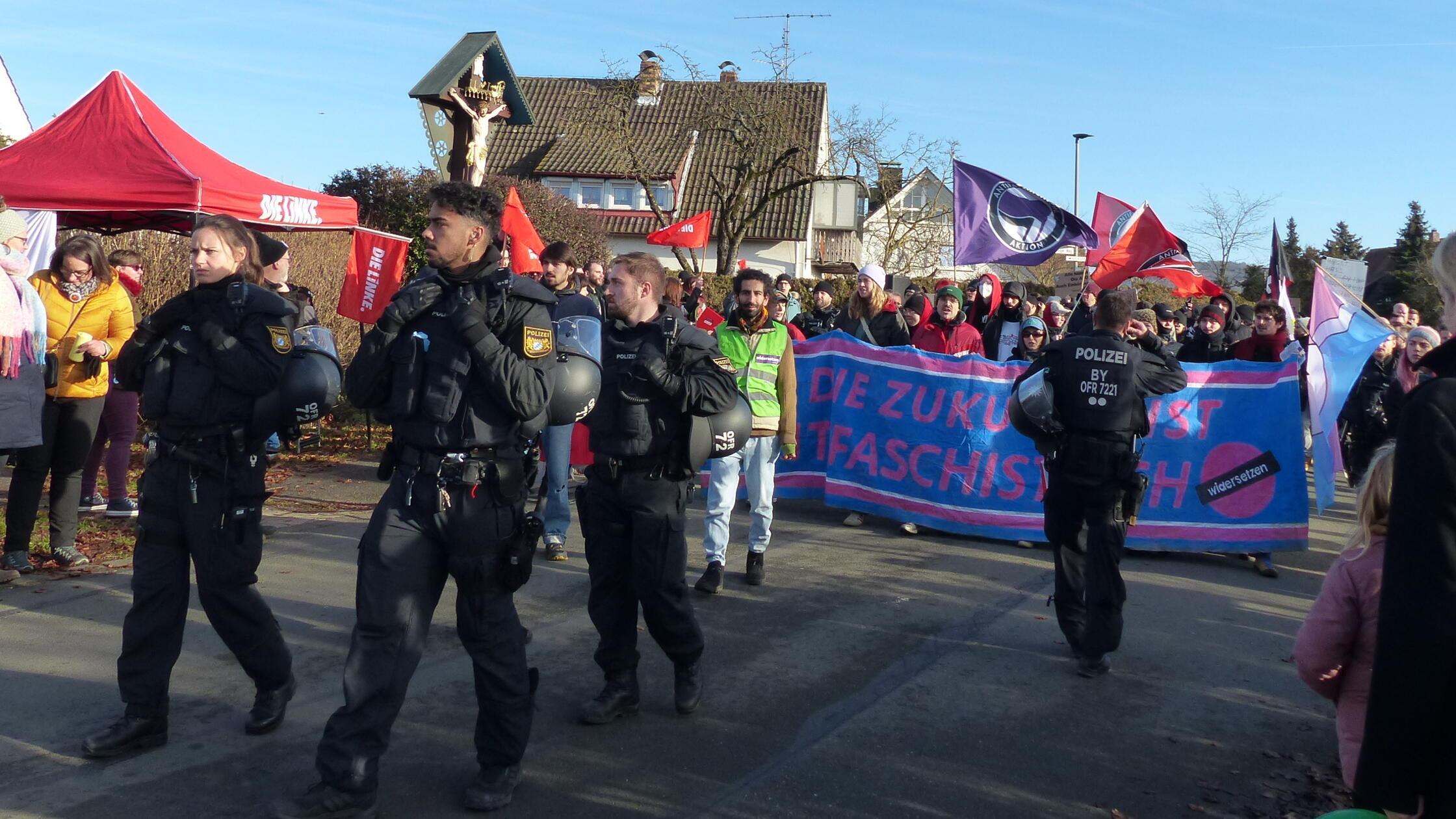 Eggolsheim-im-Ausnahmezustand-Drei-Demos-protestieren-gegen-die-AfD-Veranstaltung