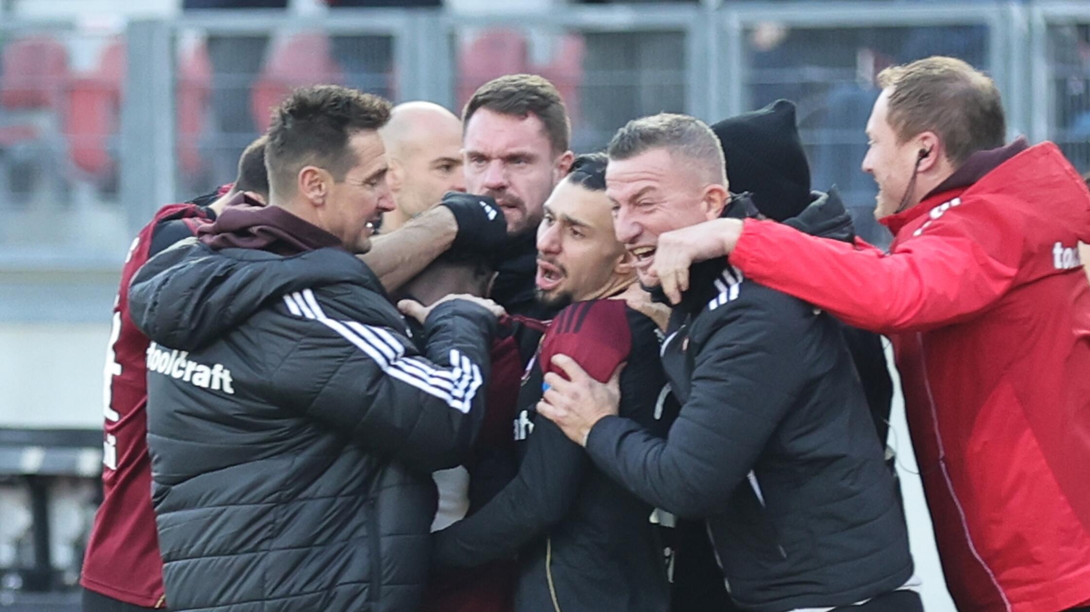 Alle-f-r-Miro-Der-1-FC-N-rnberg-erk-mpft-seinem-Trainer-einen-neuen-Vertrag