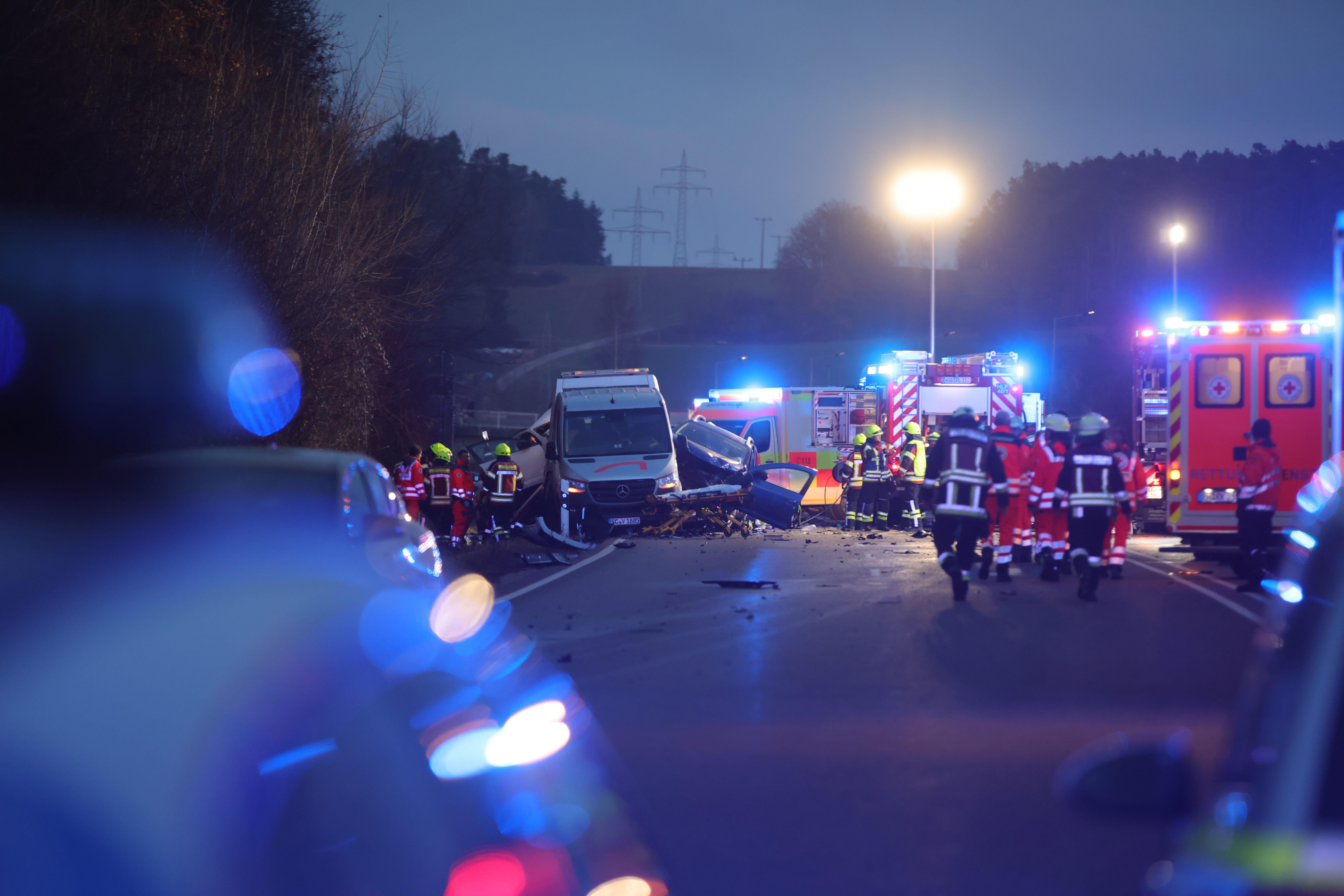 Drei-Menschen-sterben-nach-Unfall-bei-Pleinfeld-B2-derzeit-voll-gesperrt