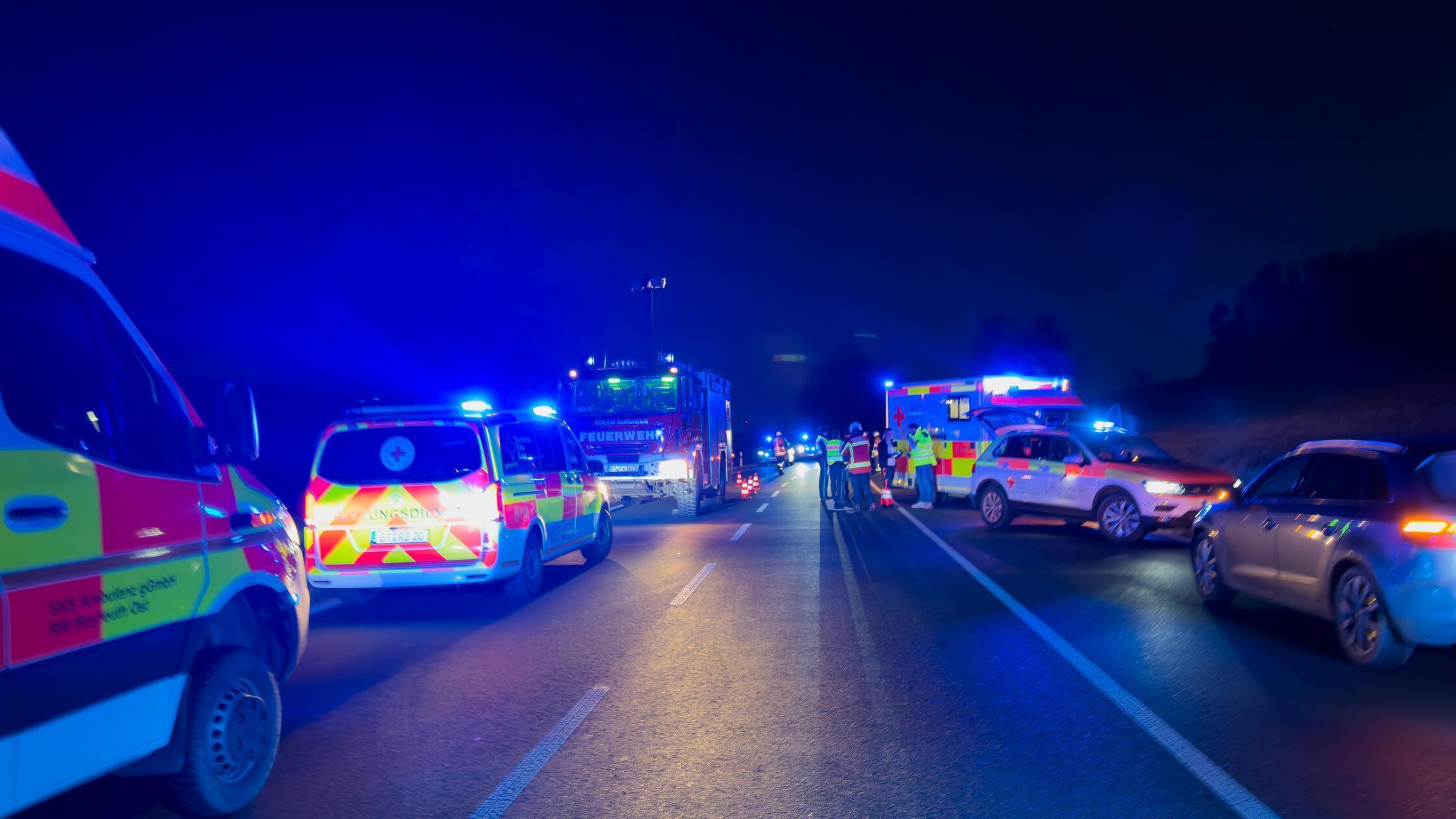 Drei-Verletzte-bei-Verkehrsunfall-Fahrzeug-landet-im-Acker-zwischen-Creu-en-und-Bayreuth